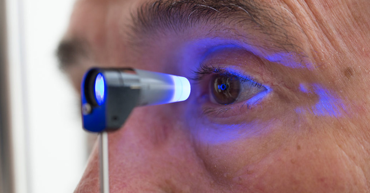 Cientistas criam dispositivo que trata glaucoma diretamente dentro do olho. - Eduardo Paulino